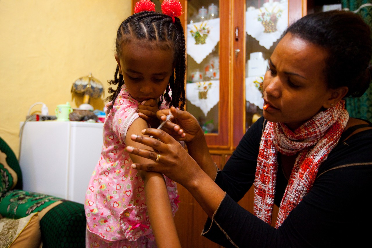 Saba Samuel in njena mati. Saba živi v Etiopiji in ima sladkorno bolezen tipa 1.
